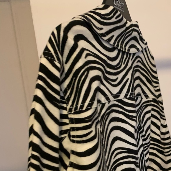 Zebra print Jacket with removable faux fur color. - Picture 3 of 8